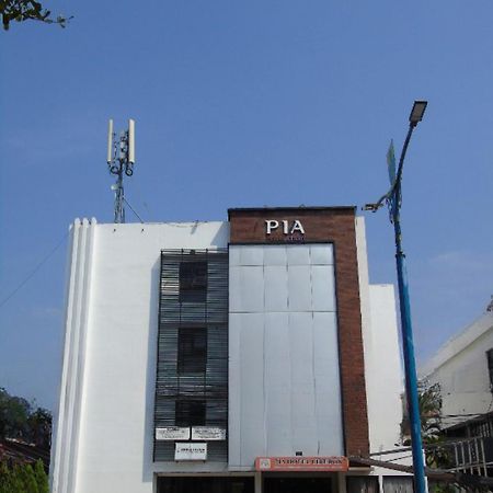 Pia Hotel Cirebon Exterior foto