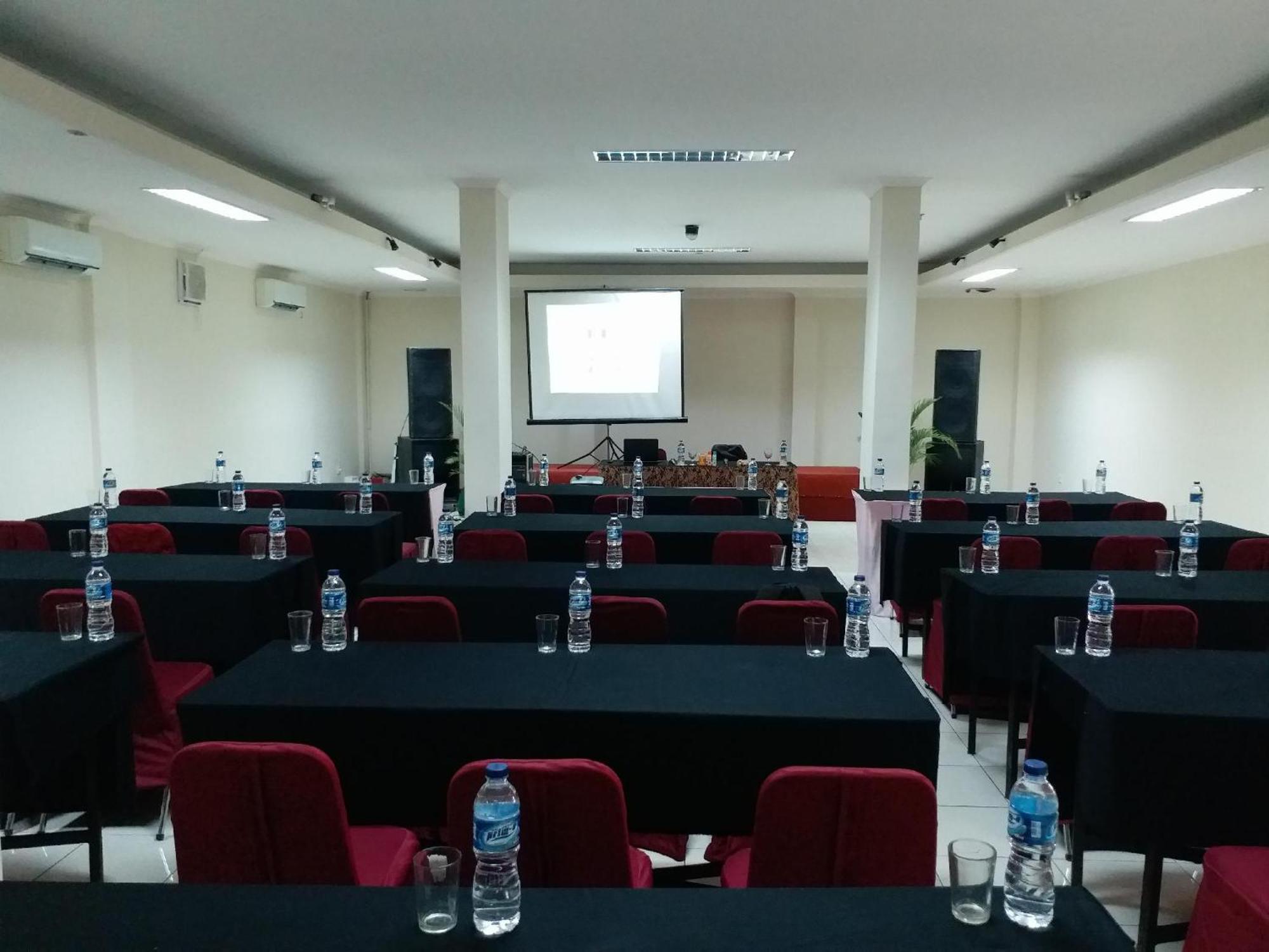 Pia Hotel Cirebon Exterior foto