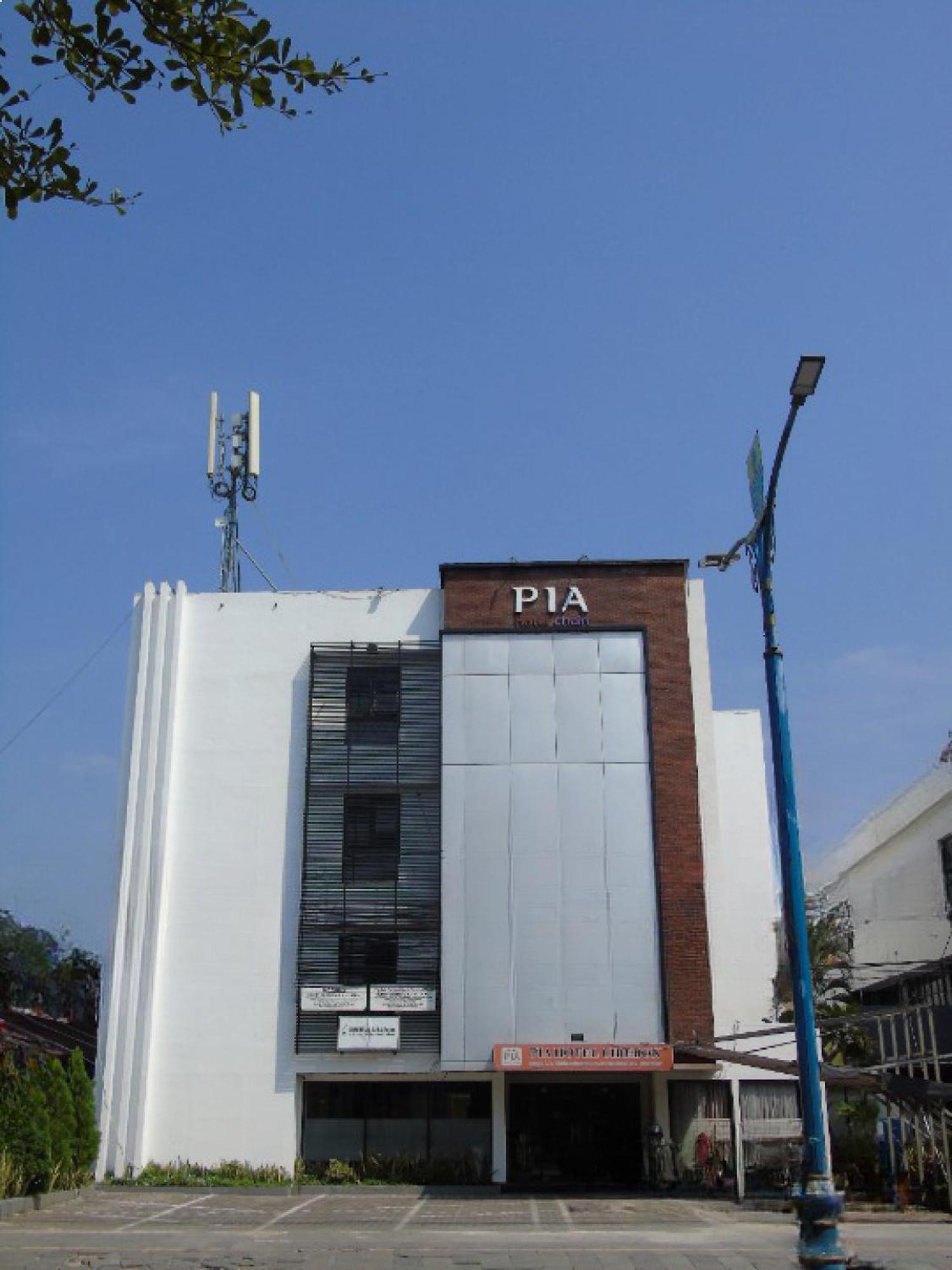 Pia Hotel Cirebon Exterior foto